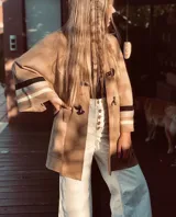 Saco color beige de tejido fino en lana con detalles en cintas tejidas en las mangas y cierre con presillas tipo Montgomery.