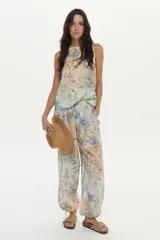 Musculosa estampada de escote redondo con apertura y botón en la espalda, confeccionada en una mezcla de algodón y seda con diseño floral multicolor sobre base beige.