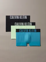 Pack de tres bóxers tipo trunk Calvin Klein, confeccionados en una mezcla de poliéster reciclado y elastano. Presentan una cinturilla elástica distintiva con el logo de la marca y un diseño de pierna corta para mayor comodidad y ajuste.
