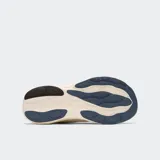 Championes de running New Balance Fresh Foam X 1080 V14, color crema/beige claro, con logo 'N' en gris oscuro y detalles en naranja en la suela. Presentan una entresuela gruesa con tecnología Fresh Foam X y suela de goma.