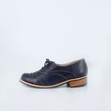 Zapato Oxford de cuero azul marino con textura croco y napa, forrado en cuero, con cordones de algodón italianos, suela de goma antideslizante, taco de 2cm y vira de suela cosida.