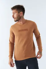 Remera básica de hombre color azul marino, de manga larga, con cuello redondo y logo estampado en el pecho.