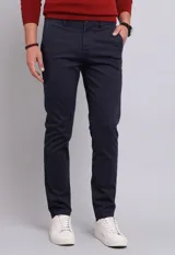 Pantalón chino azul marino de corte slim fit.