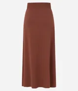 Pollera evasê midi color marrón, confeccionada en tejido de punto con cintura elástica.