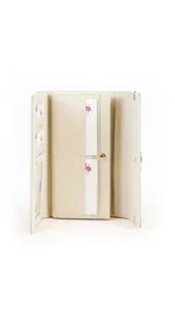 Billetera larga color beige con cierre de broche a presión. Interior tipo abanico con tres reparticiones, visor, tarjeteros, bolsillos internos y bolsillo con cierre.