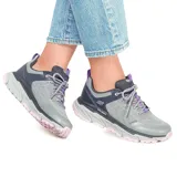 Championes deportivos Skechers Relaxed Fit D'Lux Journey, color gris con detalles en azul y rosa. Capellada de tejido sintético y plantilla acolchada Skechers Air-Cooled Memory Foam.