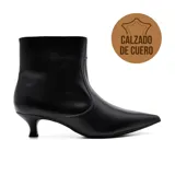 Bota corta de cuero negro, con punta fina y taco kitten heel.