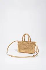 Minibolso trenzado Bimba y Lola de color dorado metalizado, confeccionado en piel vacuna. Posee asas de mano rígidas y correa ajustable para hombro, con etiqueta frontal de piel con el logo de la marca.