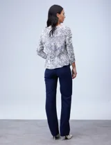 Blusa Zac & Rachel de gasa estampada en blanco y azul, con cintura elastizada y frunces. Mangas 3/4 fruncidas.