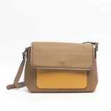 Bandolera de cuero sintético en tono caqui, con solapa frontal y bolsillo externo en color mostaza. Cuenta con correa ajustable y herrajes metálicos.