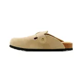 Zueco casual de mujer Marco Donatti modelo Karim, confeccionado en gamuza marrón, con suela de corcho y hebilla metálica ajustable en el empeine.