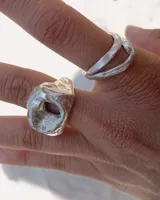 Anillo abierto de plata 925 con diseño irregular y textura martillada.