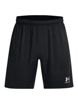 Short deportivo Under Armour Challenger de tejido de punto, color negro, con logo de la marca estampado en contraste en la pierna. Cuenta con cintura elástica con cordón interno y paneles laterales de malla para mayor ventilación.