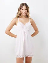 Chemise verde esmeralda de seda fría, marca Montelle. Con apliques de encaje en ruedo y escote. Breteles finos regulables.