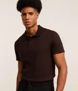 Camisa polo de corte slim, color marrón oscuro, con textura acanalada vertical, cuello clásico y cierre frontal de botones.
