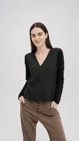 Remera de manga larga con escote en V, confeccionada con frente de lino con cortes horizontales y espalda de algodón. Presenta un bordado sutil del logo en el frente.