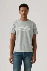 Remera gris de corte relajado con logo de Levi Strauss & Co. estampado en blanco en el pecho.
