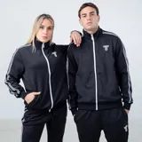 Campera deportiva unisex de color negro con cierre frontal completo y cuello alto. Presenta detalles de bandas blancas en las mangas y el logo de la marca bordado en el pecho.
