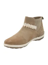 Botin tipo Chelsea de cuero color kaki, con paneles elásticos laterales decorados con bordados geométricos y detalle de cinta tejida en el empeine. Cuenta con suela de goma con tecnología de amortiguación y tirador trasero.