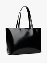 Bolso tipo tote de Tommy Jeans en color negro con acabado brillante. Presenta un diseño minimalista con doble asa superior y el logo distintivo de la marca aplicado en la parte frontal.