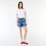 Short de jean tiro alto en color azul, con dobladillo deshilachado y cinco bolsillos clásicos.