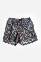 Short de baño de secado rápido con estampado floral sobre fondo azul. Cuenta con cintura elástica con cordón ajustable, bolsillos laterales y logo aplicado en goma.