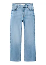 Jeans de denim celestes de tiro medio, con corte recto y terminación deshilachada en los tobillos.
