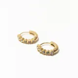 Par de aros tipo argolla dorados con incrustaciones de circonitas blancas.