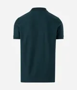 Remera polo de hombre en color marrón, confeccionada en tejido texturizado con mezcla de algodón y poliéster, de manga corta y cuello abierto sin botones.