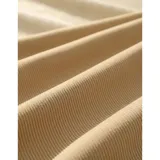 Sobre camisa de pana azul marino, con cuello francés, cierre frontal de botones, bolsillos plaqué en el pecho y manga larga de calce suelto.