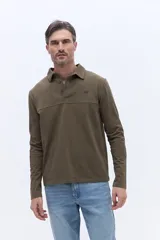 Remera polo de manga larga color bordó, confeccionada en algodón. Presenta cuello clásico con cierre de botones y detalle de logo bordado en el pecho.