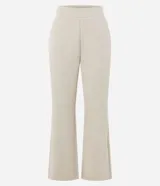 Pantalón de corte boot cut en color beige, confeccionado en tejido fleece de algodón y poliéster. Presenta cintura elástica y diseño de caída recta, ideal para un uso cotidiano y confortable.