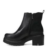 Botas tipo Chelsea de cuero negro con paneles elásticos laterales, suela track de goma y taco cuadrado.