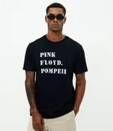 Remera de manga corta y cuello redondo, confeccionada en mezcla de algodón y poliéster. Presenta un diseño estampado con el lettering 'Pink Floyd Pompeii' en el frente.