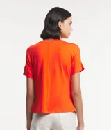 Blusa básica de viscosa color azul marino, con cuello redondo y mangas cortas de diseño cuadrado sin sisas.