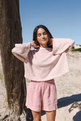 Remera de mangas largas a rayas horizontales verdes y blancas, de corte amplio y cuello redondo.