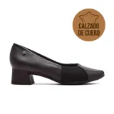 Zapato de cuero negro con textura, taco cuadrado y elástico en el empeine.