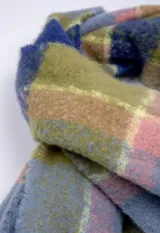Bufanda rectangular con diseño a cuadros en tonos azul, verde, amarillo y rosa, con flecos en los extremos.