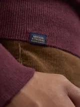 Sweater de cuello redondo, confeccionado en una mezcla de algodón y cashmere, de diseño clásico y calce regular.