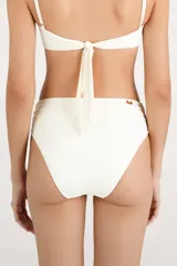 Calzón de bikini de tiro alto color crema, con diseño fruncido en la cintura y cobertura clásica.