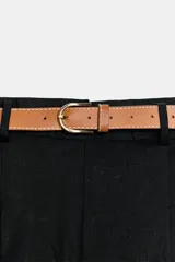 Bermuda de tiro alto de lino y viscosa, color negro, con pinzas delanteras, perneras amplias y cinturón marrón claro incluido con hebilla metálica dorada.