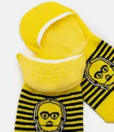 Medias invisibles amarillas con rayas horizontales negras y estampado del personaje C-3PO de Star Wars.