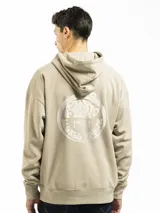 Buzo canguro negro con capucha, bolsillo frontal y cordones ajustables. Estampado con texto en el pecho.