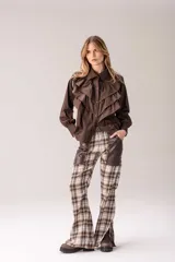 Camisa blanca de corte clásico con volados frontales y en los hombros, manga larga con puños abotonados y cierre frontal con botones.