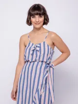Top de algodón con estampa de rayas verticales en azul, blanco y rojo, con tirantes finos regulables y detalle de nudo en el escote.