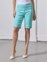 Bermuda color beige de gabardina elastizada, marca Zac & Rachel. Pretina ancha elastizada.