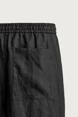 Pantalón relaxed fit de lino color negro, con cintura elástica ajustable con cordón y bolsillos frontales.