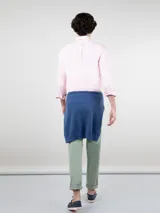 Camisa celeste de corte clásico, con cuello abotonado, manga larga y logo bordado en el pecho.