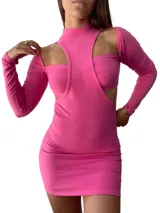 Minivestido negro ajustado con cuello alto, mangas largas y aberturas en hombros y cintura.