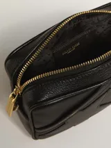 Bandolera negra de cuero con textura granulada y aplique de estrella en relieve. Incluye cierre superior con cremallera, correa de cadena dorada y logo "Golden Goose" estampado en el frente.